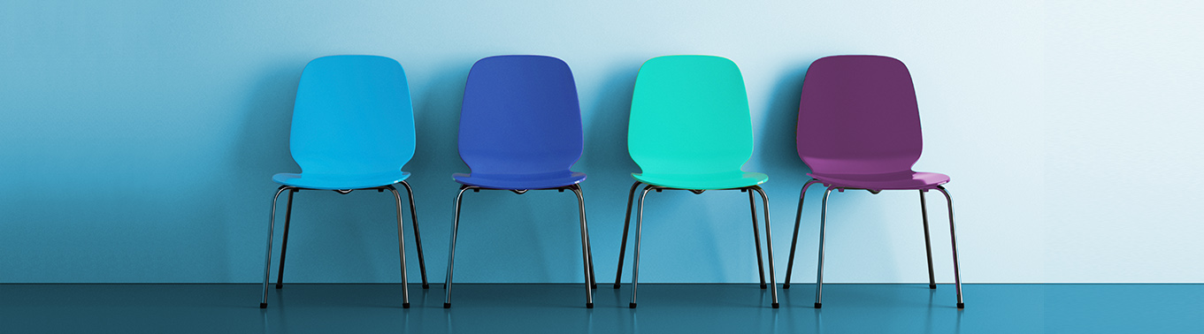 Rangée de chaises colorées dans une salle d'attente